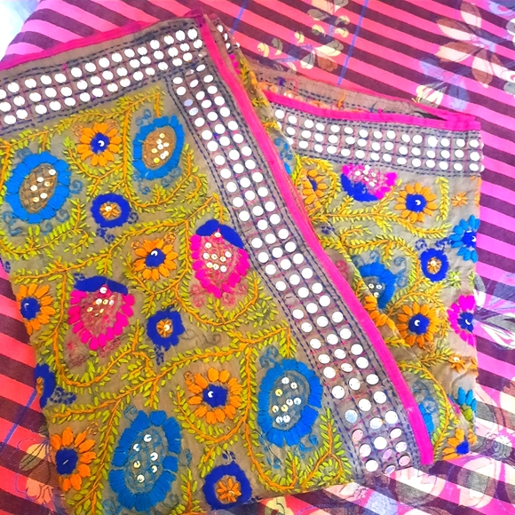 Fulkari dupatta - Picture 7 of 11